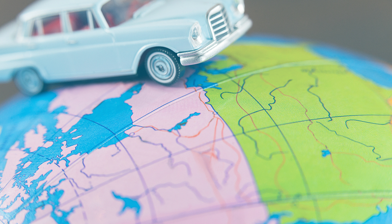 bola del mundo con un coche por encima, puedes tener un accidente en el extranjero